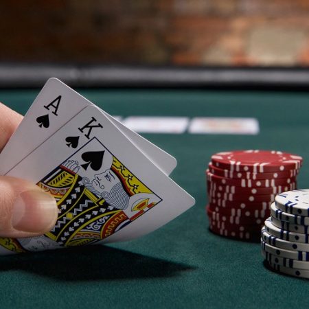 Hướng dẫn chi tiết cách chơi Poker W88 cho người mới.